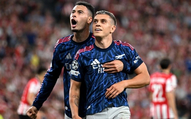 Hai cầu thủ dự bị đã toả sáng cho Arsenal.