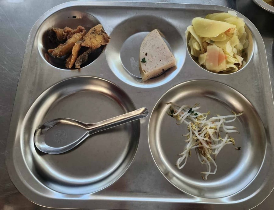 Không ít phụ huynh khác cũng cho biết con mình rơi vào tình trạng tương tự: suất ăn ít, các món nghèo nàn, lặp đi lặp lại, thậm chí khó ăn, khiến trẻ đói bụng, không đủ năng lượng cho giờ học buổi chiều.

