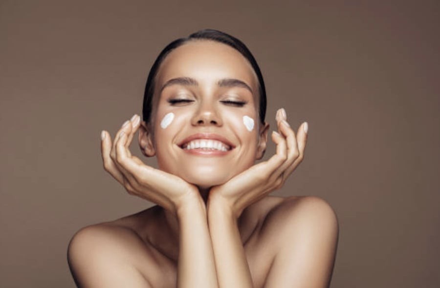 Với làn da nhạy cảm, có thể áp dụng phương pháp “sandwich” – thoa kem dưỡng trước và sau retinol