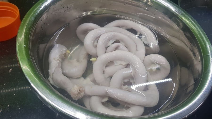 Sốc nhiệt bằng việc vớt ra thả ngay vào nước lạnh kèm chanh giúp lòng giòn, trắng 