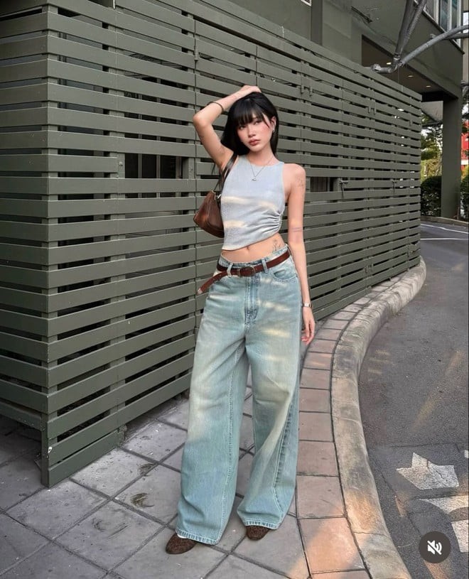 Set đồ này phù hợp với mọi hoàn cảnh, từ cà phê cuối tuần đến những buổi dạo phố.
