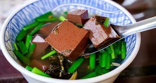 3 đối tượng tuyệt đối không nên ăn tiết lợn

