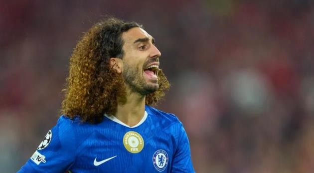 Cucurella bị la ó trong mỗi lần chạm bóng.