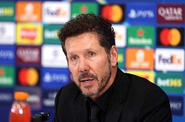 HLV Diego Simeone phải nhận thẻ đỏ ở trận đấu với Liverpool.