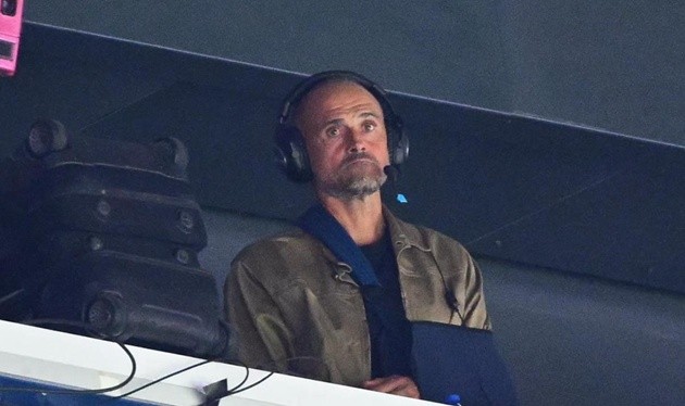 Enrique theo dõi trận Atalanta trên khán đài