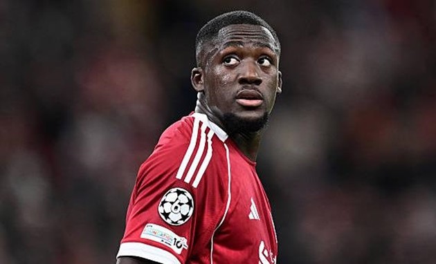 Ibrahima Konate (6.7): . Một màn trình diễn tự tin của tuyển thủ Pháp, người đã phản ứng rất tốt trước việc Liverpool thất bại trong việc chiêu mộ Marc Guehi. Konate vẫn duy trì được phong độ mạnh mẽ quen thuộc trong các pha không chiến và cũng phân phối bóng xuất sắc.