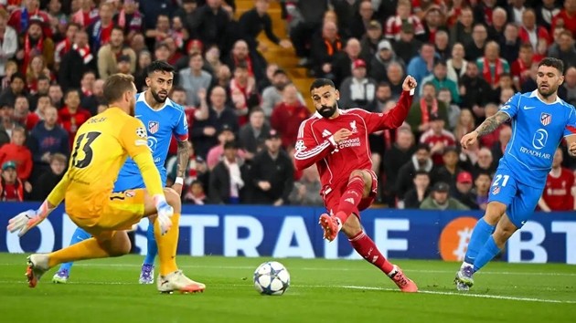 Mohamed Salah (7.9): . Có lẽ được tiếp thêm sức mạnh từ quả phạt đền quan trọng trước Burnley, cầu thủ người Ai Cập đã có màn trình diễn hiệu quả nhất từ đầu mùa giải đến nay. Vai trò của Salah trong bàn mở tỷ số là một sự may mắn, nhưng khả năng kiểm soát bóng và pha dứt điểm ghi bàn thắng thứ hai của Liverpool mới thực sự là đẳng cấp.