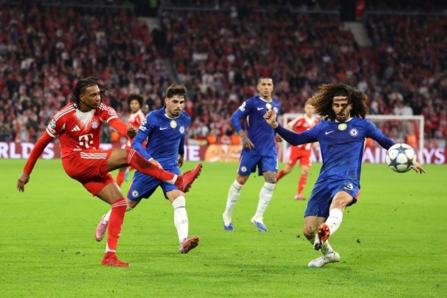  Cucurella đã gặp khó khăn khi đối đầu Bayern.