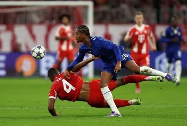 Tình huống gây tranh cãi trong trận đấu giữa Bayern và Chelsea.