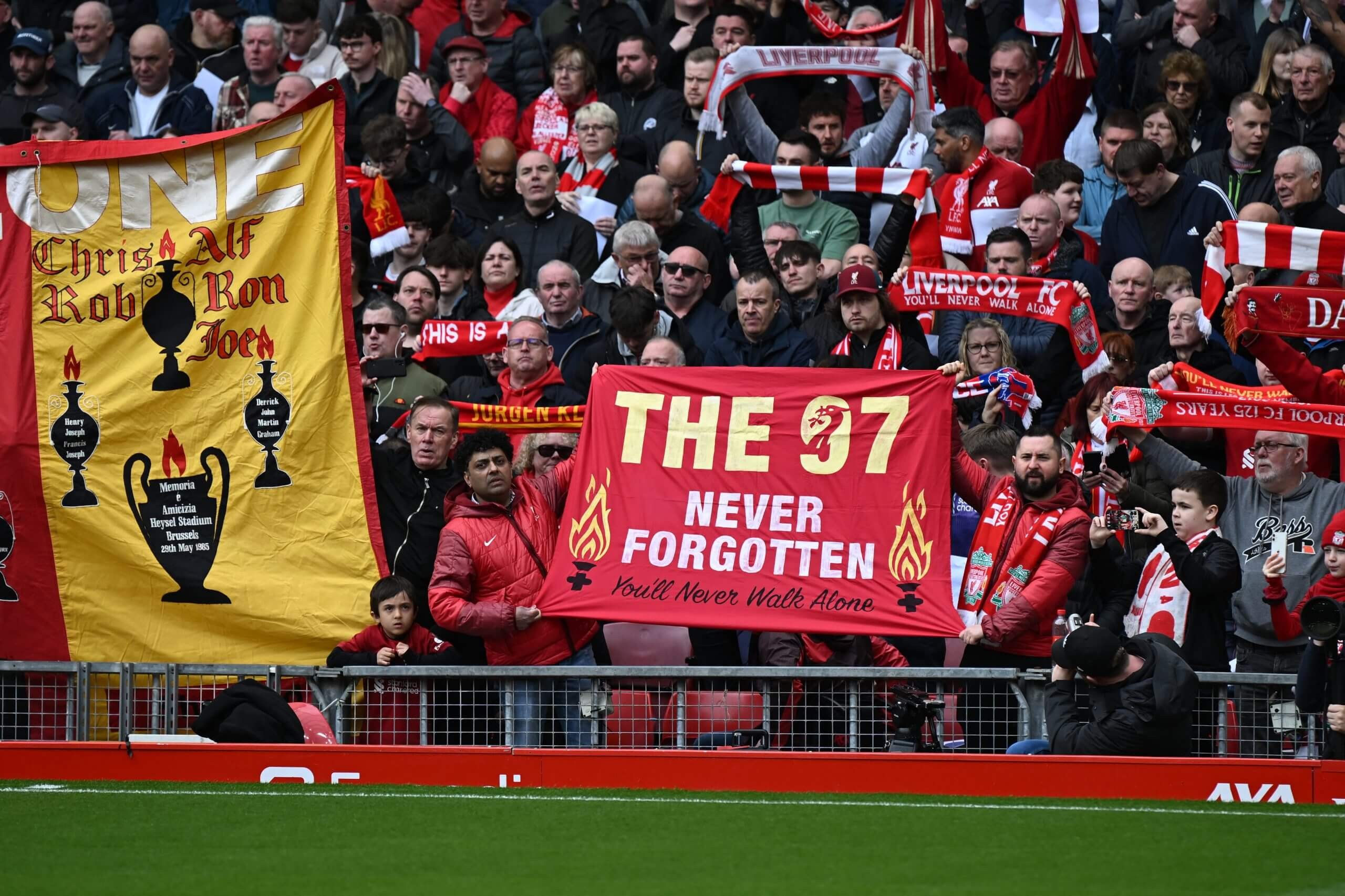 Các CĐV Liverpool vẫn luôn nhớ về những người từng q