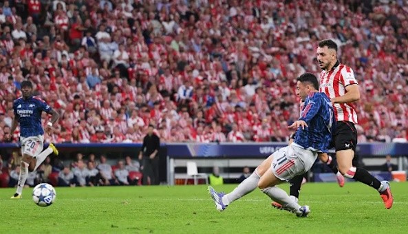Arsenal đã giành 3 điểm trong trận ra quân Champions League.