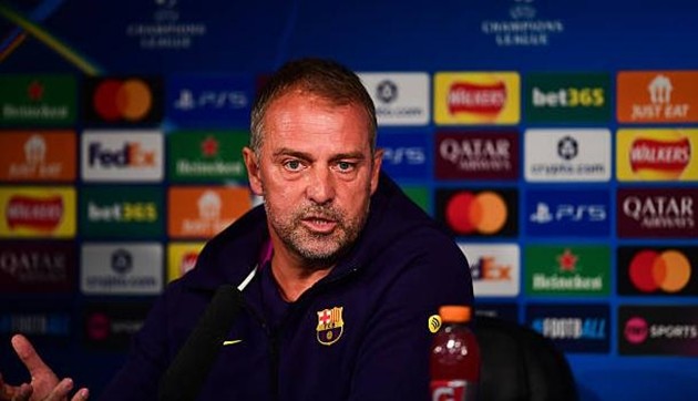 Hansi Flick dè chừng Newcastle United dù Barcelona được đánh giá cao hơn.