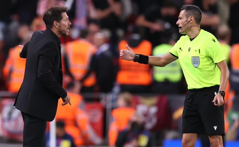 HLV Diego Simeone bị truất quyền chỉ đạo vì hành vi quá khích ở trận gặp Liverpool. 