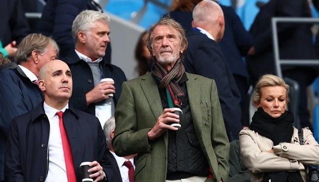 Sir Jim Ratcliffe và thượng tầng MU không thể hài lòng với hoàn cảnh hiện tại.