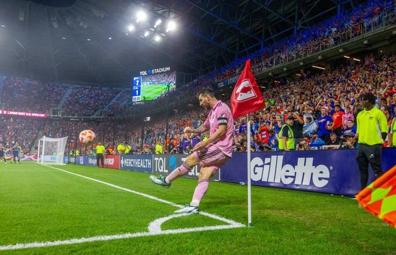 Lionel Messi đã cố gắng thử nhiều lần nhưng chưa thành công với việc ghi bàn từ chấm phạt góc.