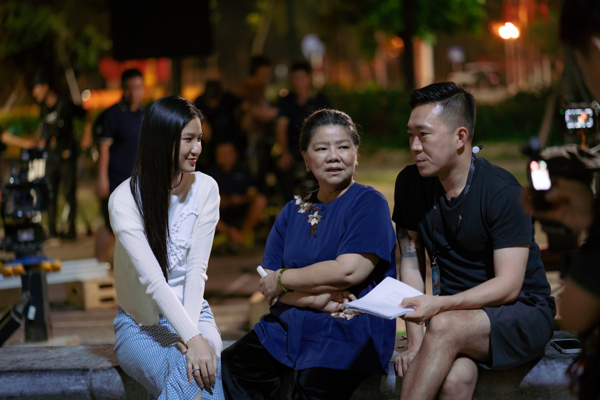ẢNH HẬU TRƯỜNG 2_ TỪ TRÁI SANG_ NÀNG MƠ, NSND THANH HOA, ĐẠO DIỄN HOÀNG NAM