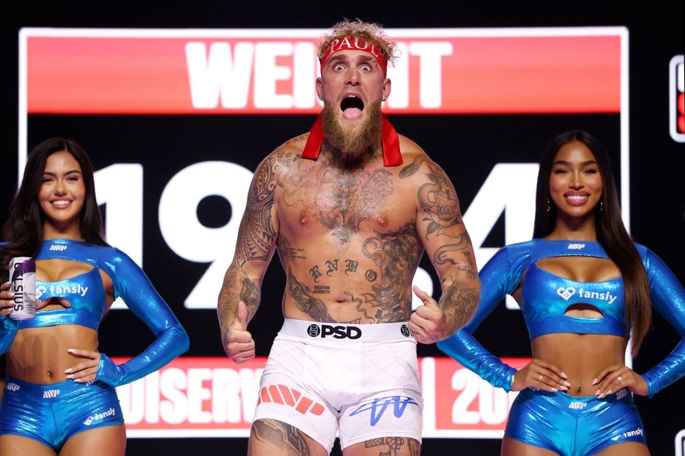 Jake Paul tại buổi cân thử cho trận đấu với Julio Cesar Chavez Jr.