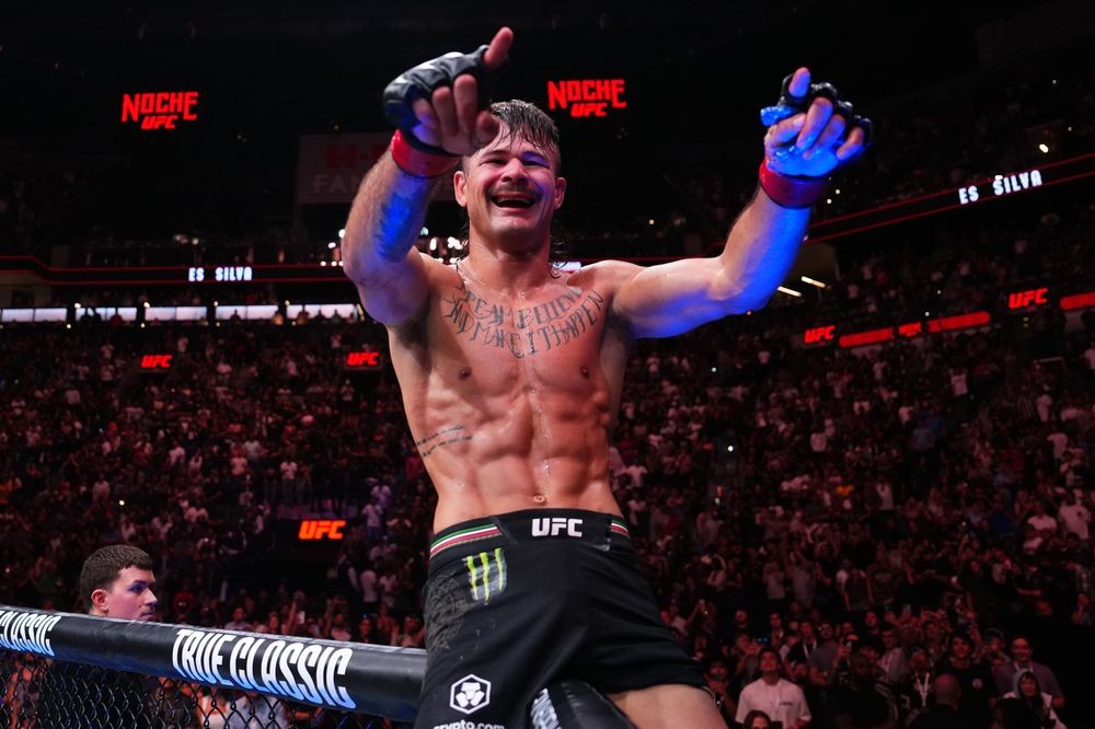 Diego Lopes ăn mừng chiến thắng trước Jean Silva tại Noche UFC