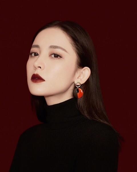 Chỉ cần thoa nhẹ một lớp cũng đủ để đôi môi trở nên ma mị, quyến rũ.