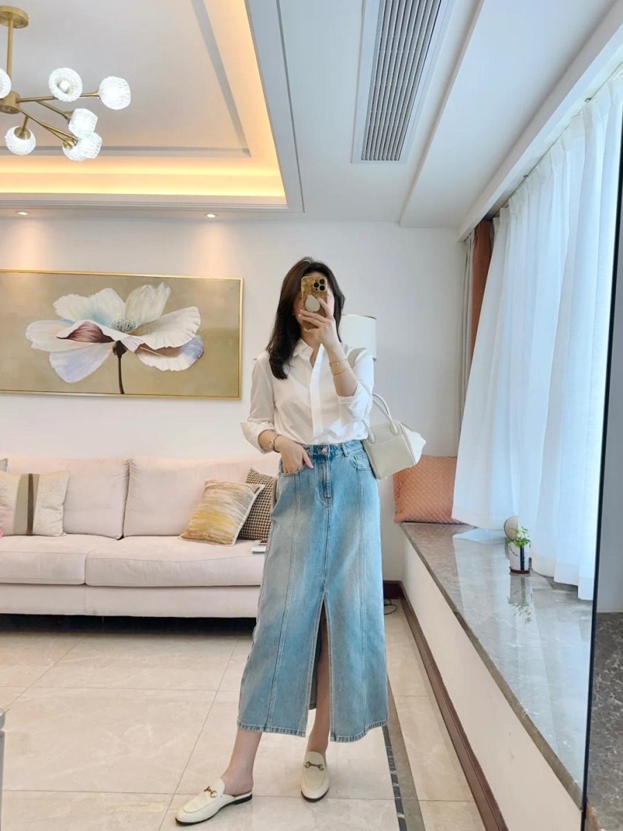 Chân váy denim lại linh hoạt hơn cả, bởi có thể phối hợp cùng nhiều loại áo, từ áo thun, sơ mi cho đến áo len mỏng