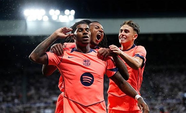 Marcus Rashford lập cú đúp giúp Barcelona đánh bại Newcastle United.
