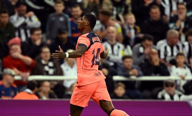 Rashford lập cú đúp bàn thắng.