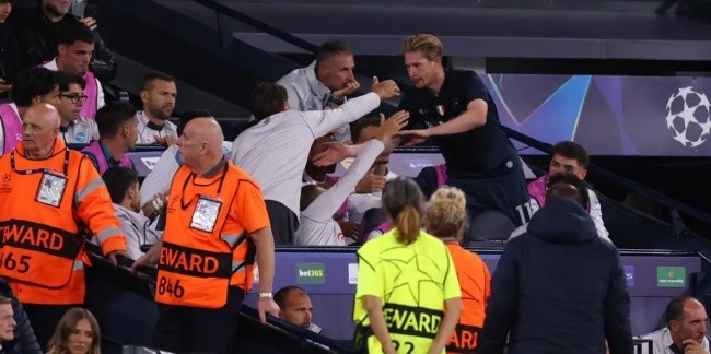 De Bruyne phải rời sân sớm. 