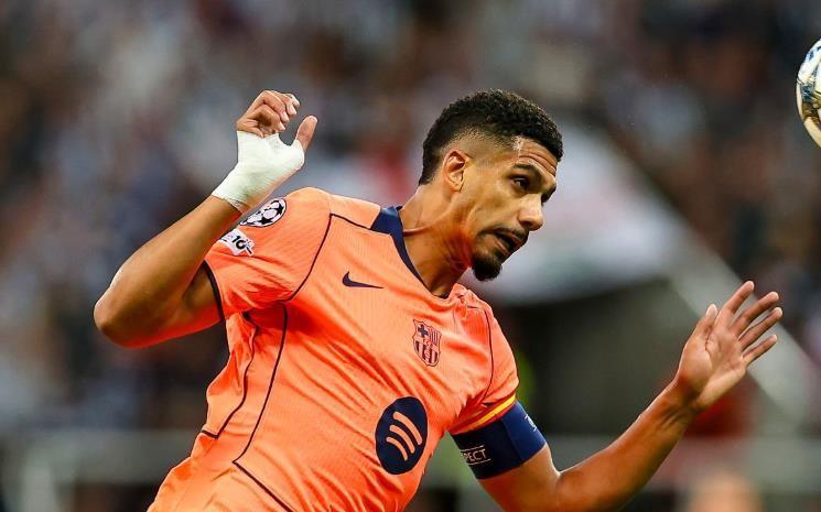 Ronald Araujo - 7.2: Phòng ngự tuyệt vời, ngăn chặn các đợt tấn công của Newcastle và cũng thực hiện tốt việc tiến lên bóng.