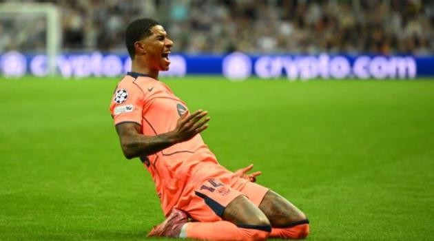 Marcus Rashford - 9.0: Thi đấu tuyệt vời với cú đúp. Anh bùng nổ trong hiệp hai với một pha đánh đầu và một cú sút xa mạnh mẽ thành bàn.
