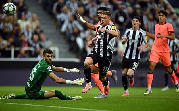 Joan Garcia gây ấn tượng trong trận đấu với Newcastle United.