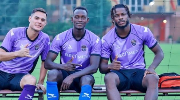 Ugochukwu Oduenyi (phải) và Origbaajo Ismaila (giữa) vẫn chưa trở lại Việt Nam.