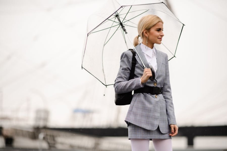 Một chiếc blazer dáng nhẹ nhàng sẽ giúp tổng thể mềm mại, cân bằng được tỷ lệ cơ thể và tạo sự duyên dáng cho người mặc.