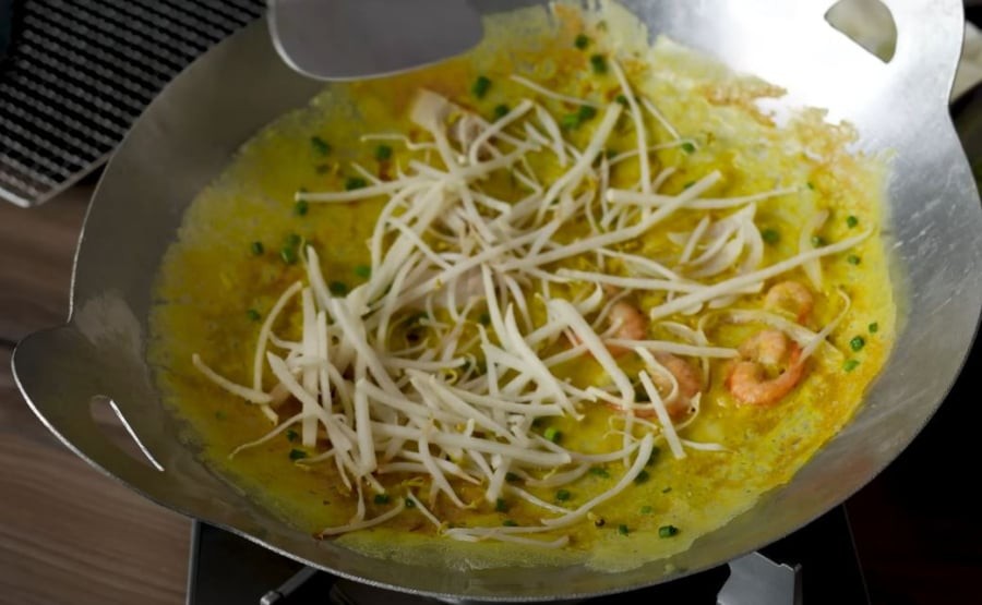 Để bánh xèo được giòn và không bị dính chảo, bạn cần phải chờ cho chảo thật nóng rồi mới đổ bột.