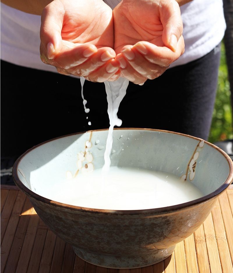 Nước vo gạo sau khi ủ sẽ lên men nhẹ mang lại nhiều công dụng