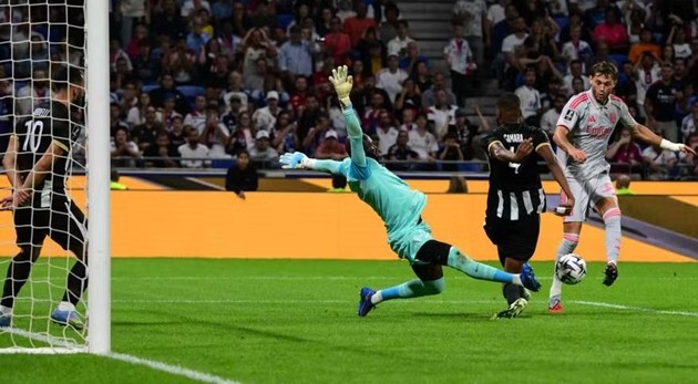 Lyon gây sức ép lên ngôi đầu của PSG.