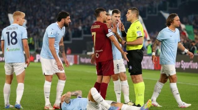 Cuộc so tài không khoan nhượng giữa Roma và Lazio vào tháng Tư.