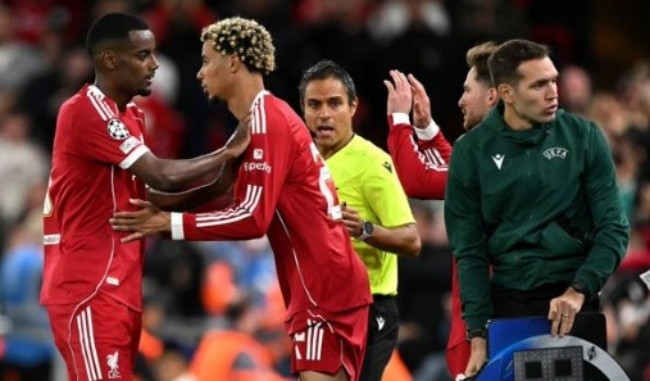 Isak và Ekitike trong màu áo Liverpool.