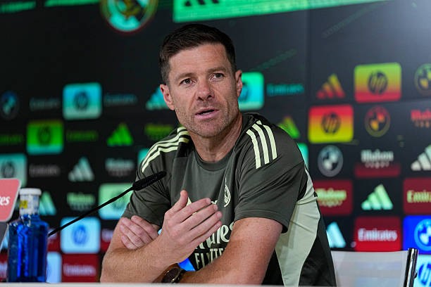 HLV Xabi Alonso cảm thấy không hài lòng với chiếc thẻ đỏ của Dean Huijsen.