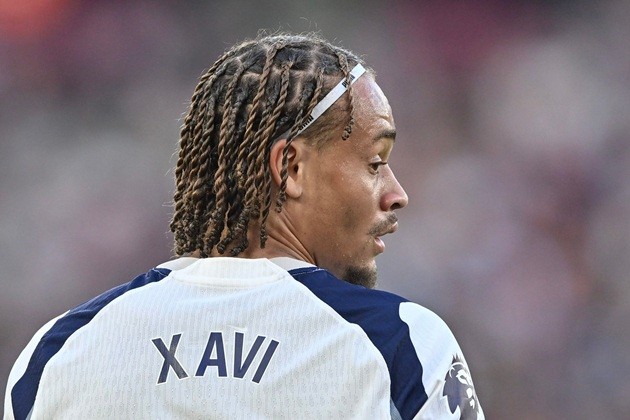 Xavi đang chơi cho Spurs.