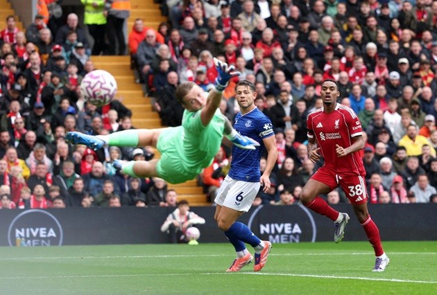 Liverpool thắng Everton 2-1.