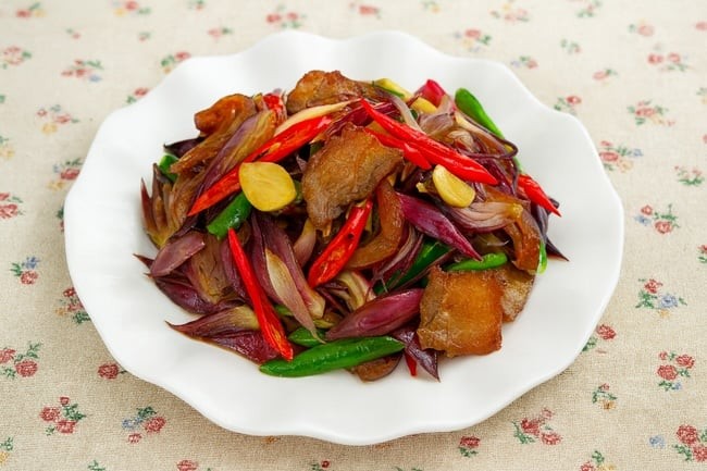 Món chồi gừng xào thịt muối với ớt xanh đỏ – giòn cay, đậm đà, đưa cơm ngày mưa lạnh.