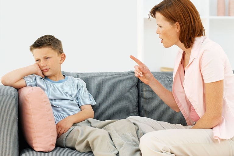Cha mẹ nóng nảy hay la mắng khiến con sợ hãi nhụt chí
