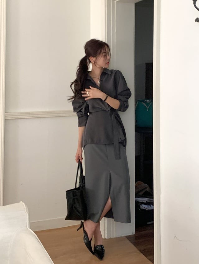 Sự kết hợp giữa áo sơ mi xám thanh lịch cùng chân váy dài dáng suông có chi tiết xẻ tà giúp tổng thể thêm phần thời thượng