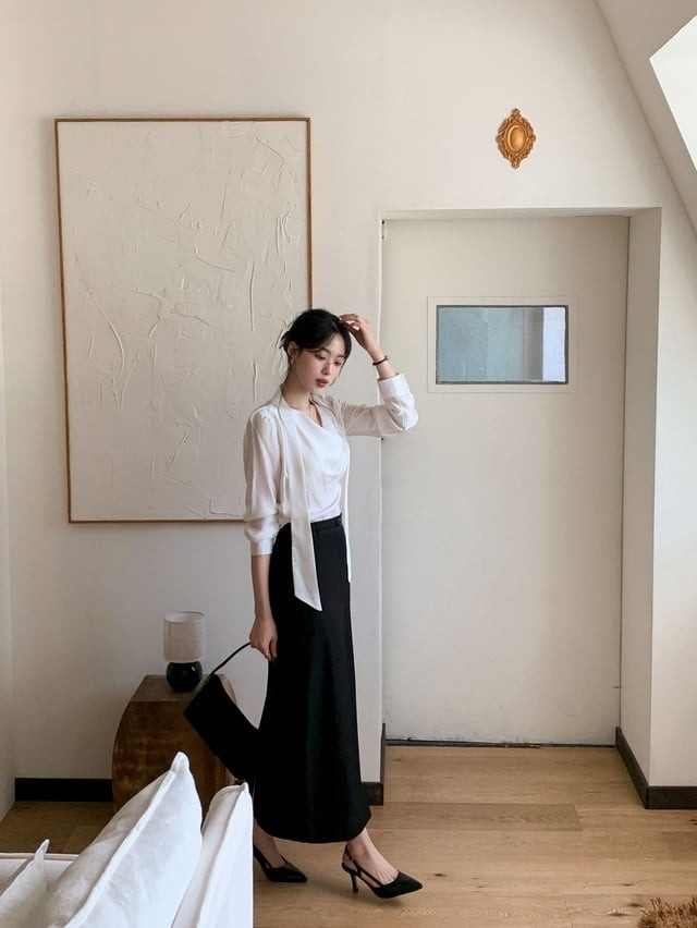 Một chiếc túi xách đen cùng đôi slingback mũi nhọn sẽ là mảnh ghép hoàn hảo để bạn sẵn sàng đến văn phòng với vẻ ngoài chỉn chu.