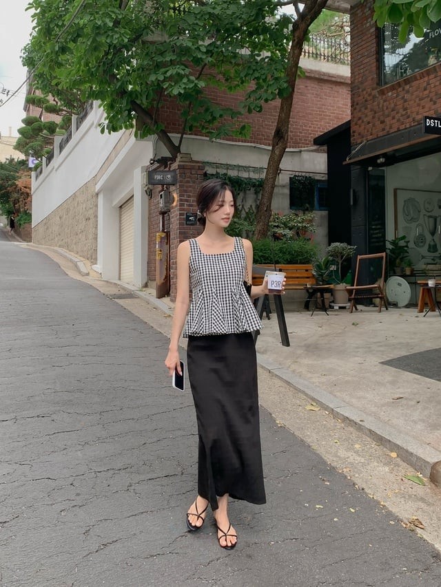 Khi đi kèm với sandal quai mảnh, tổng thể trang phục thêm phần thanh thoát, nhẹ nhàng mà vẫn nổi bật giữa phố thu.
