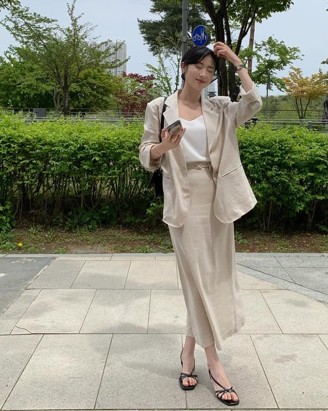 Chỉ cần sơ vin gọn gàng, kết hợp sandal cao gót quai mảnh, bạn đã có ngay diện mạo sang trọng để tự tin đến công sở.