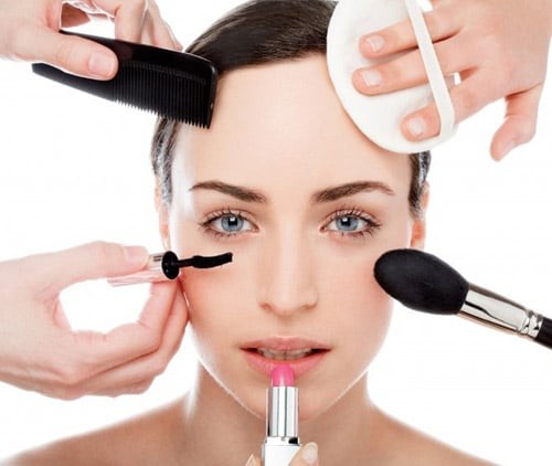 Với các nốt mụn đỏ, dùng kem che khuyết điểm màu xanh lá để trung hòa trước khi phủ nền sẽ hiệu quả hơn.