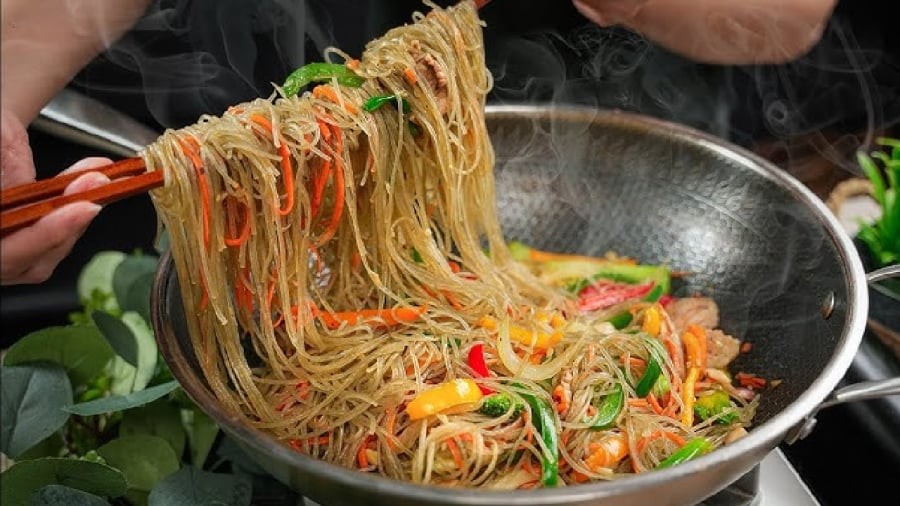 Khi xào miến, bạn nên chọn chảo chống dính, lòng chảo rộng để đảo miến được đều tay, hạn chế tình trạng miến bị dính chảo.