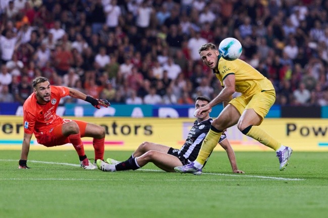 Milan thắng Udinese 3-0.