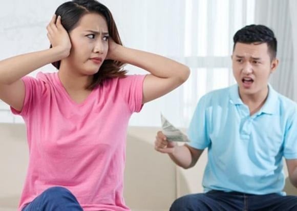 Phụ nữ thường giải tỏa cảm xúc bằng lời nói, chia sẻ.